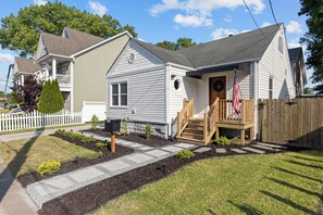 Exterior - 3BR Beach Escape: Concerts, Boardwalk, Beach, Surfing, 30+Restaurants (Virginia Beach)