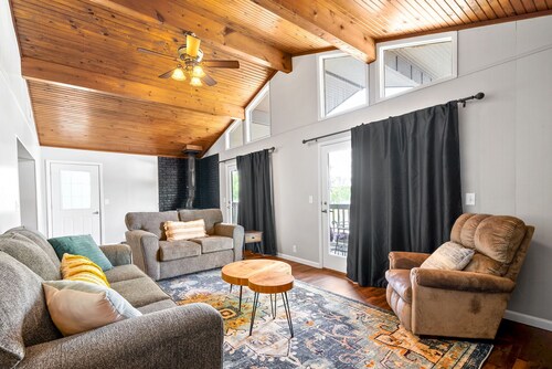 Spacious Lakefront Getaway for 9, Pet-Friendly 3BR/2BA Cottage + Free Boat Slip!