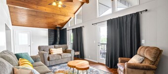 Spacious Lakefront Getaway for 9, Pet-Friendly 3BR/2BA Cottage + Free Boat Slip!