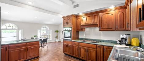 Køleskab, mikrobølgeovn, ovn, kogeplade