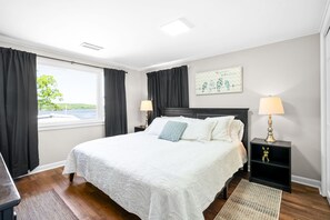 3 bedrooms, desk, WiFi, bed sheets