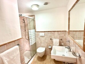 A bathroom with a glass shower enclosure, a white toilet, and a sink with a mirror. - Acqua di Mare Hotel e Resort (Sorso)