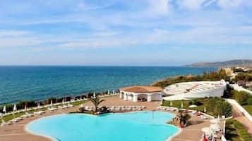 Kolam renang terbuka bermusim