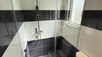 Chuveiro, produtos de toalete grátis, secador de cabelo