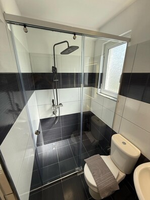 Shower, free toiletries, hair dryer, towels - Shehu Villa Ksamil (Ksamil)