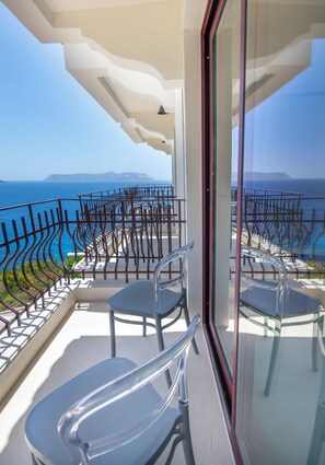 Twin Denizi Balkondan Goren | Balcony - Begonvil Pansiyon (Kas)