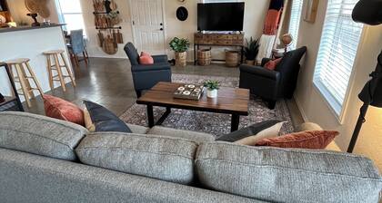 Private river access! Quiet,
Peaceful..sleeps 6.. amazing views.