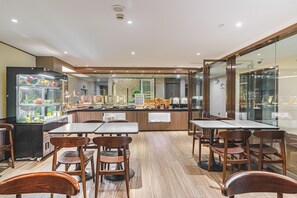 A restaurant with a counter, chairs, and a display case. - Hanting Hotel Shanghai Hongqiao Zhongshan West Roa (Shanghai)
