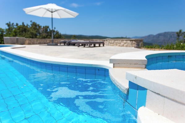 Piscine extérieure