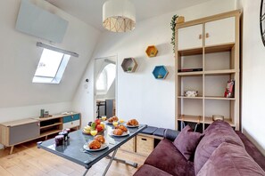 City Apartment, 1 Queen Bed with Sofa bed, Non Smoking | Living area | 40-inch flat-screen TV with satellite channels