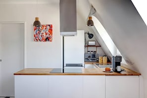 City Apartment, 1 Queen Bed with Sofa bed, Non Smoking | Private kitchen | Coffee/tea maker, electric kettle, high chair, paper towels - Champs-Élysées - 1BR (Paris)