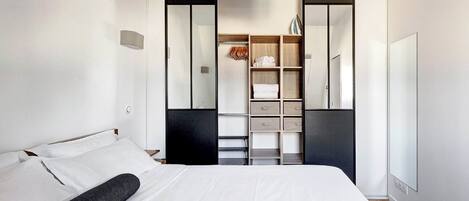 City Apartment, 1 Queen Bed with Sofa bed, Non Smoking | 1 bedroom, iron/ironing board, cots/infant beds, free WiFi