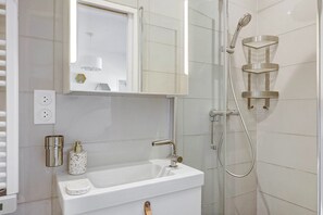 City Apartment, 1 Queen Bed with Sofa bed, Non Smoking | Bathroom