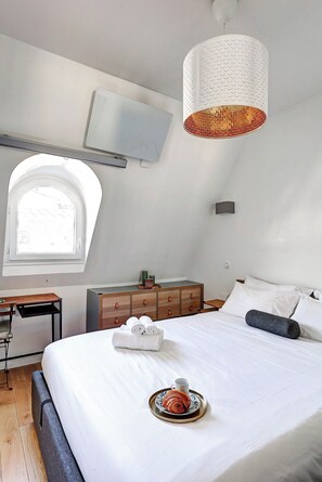 City Apartment, 1 Queen Bed with Sofa bed, Non Smoking | 1 bedroom, iron/ironing board, cribs/infant beds, free WiFi - Champs-Élysées - 1BR (Paris)