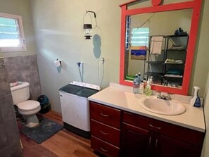 Een douche, handdoeken, zeep, toiletpapier