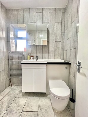 Dusche, Handtücher, Seife, Toilettenpapier