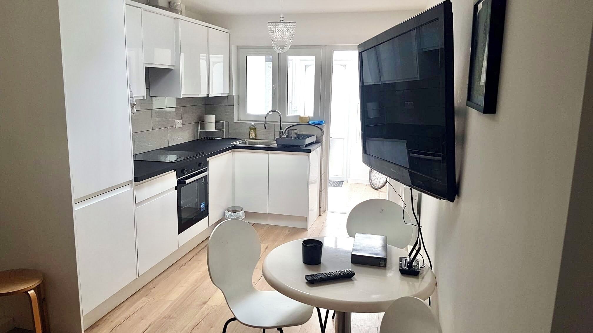 Microondas, horno y placa de cocina