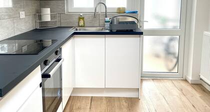 Bright 1 bedroom guest house retreat with free parking