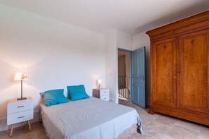 5 bedrooms, iron/ironing board, free WiFi, bed sheets