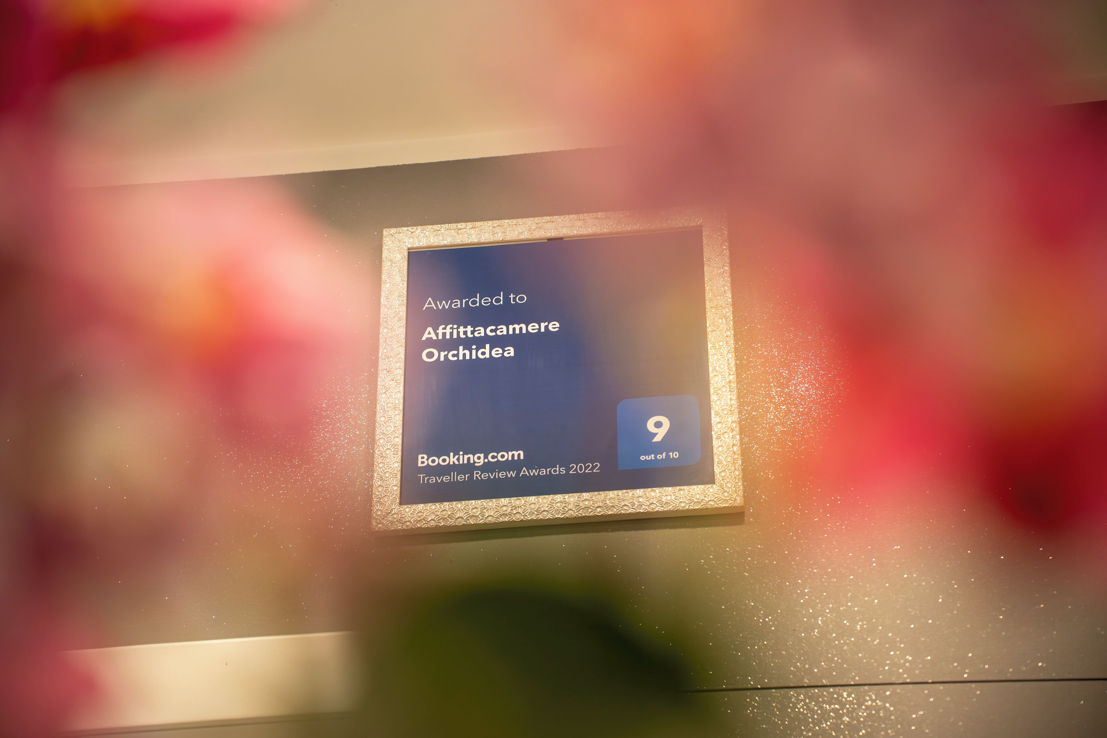 Een inlijsting geplaatste onderscheidingsplaquette voor Booking.com bij Affittacamere Orchidea, beoordeeld met een 9 van de 10.