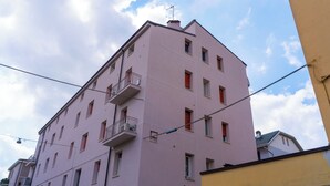 A multi-story building with balconies and multiple windows. - Affittacamere Orchidea (Modena)