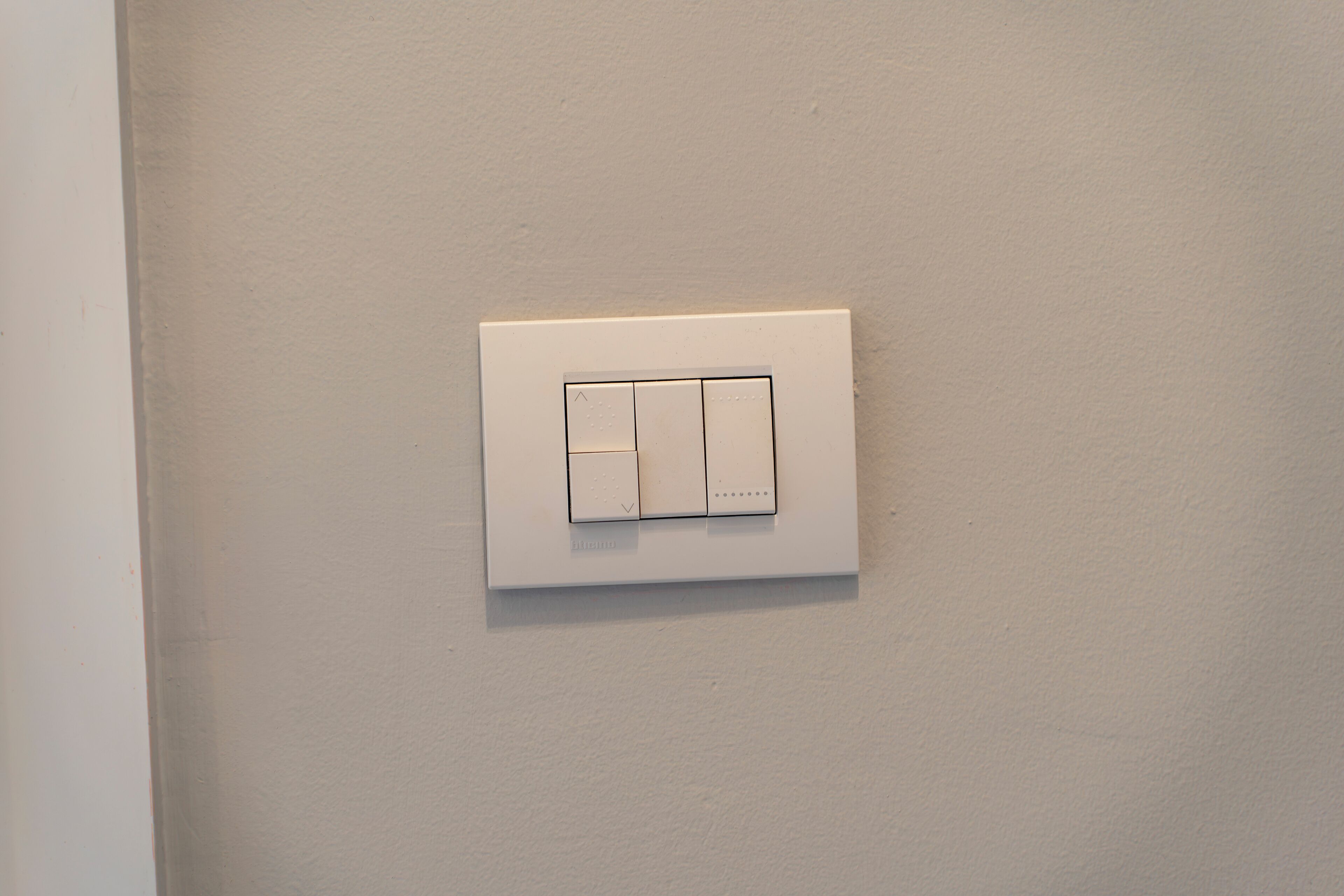 Un interruttore a muro bianco.