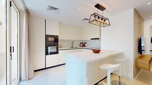 冷蔵庫、電子レンジ、オーブン、コンロ