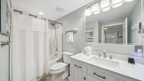 Douche, sèche-cheveux, serviettes fournies