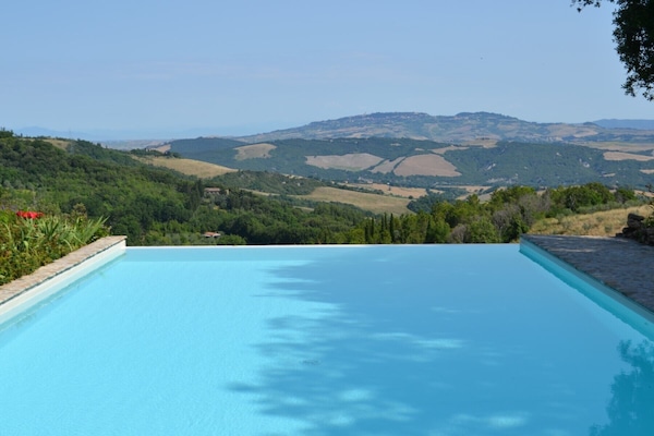 Podere Palazzone - Toscana Autentica. Infinity Pool über den Hügeln der Toskana.