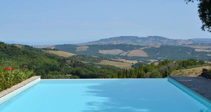 Holiday, where Tuscany is still authentic. 16th c. Villa, Infinity pool: Leccio