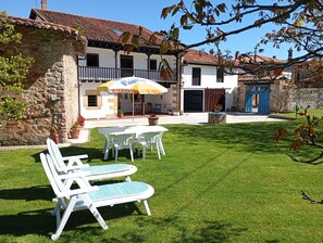 Outdoor dining - HOUSE LOS NOGALES DE IBIO (Mazcuerras)