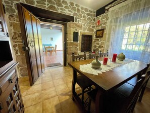 Dining - HOUSE LOS NOGALES DE IBIO (Mazcuerras)