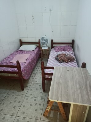 6 quartos, ferros/tábuas de passar roupa, roupa de cama