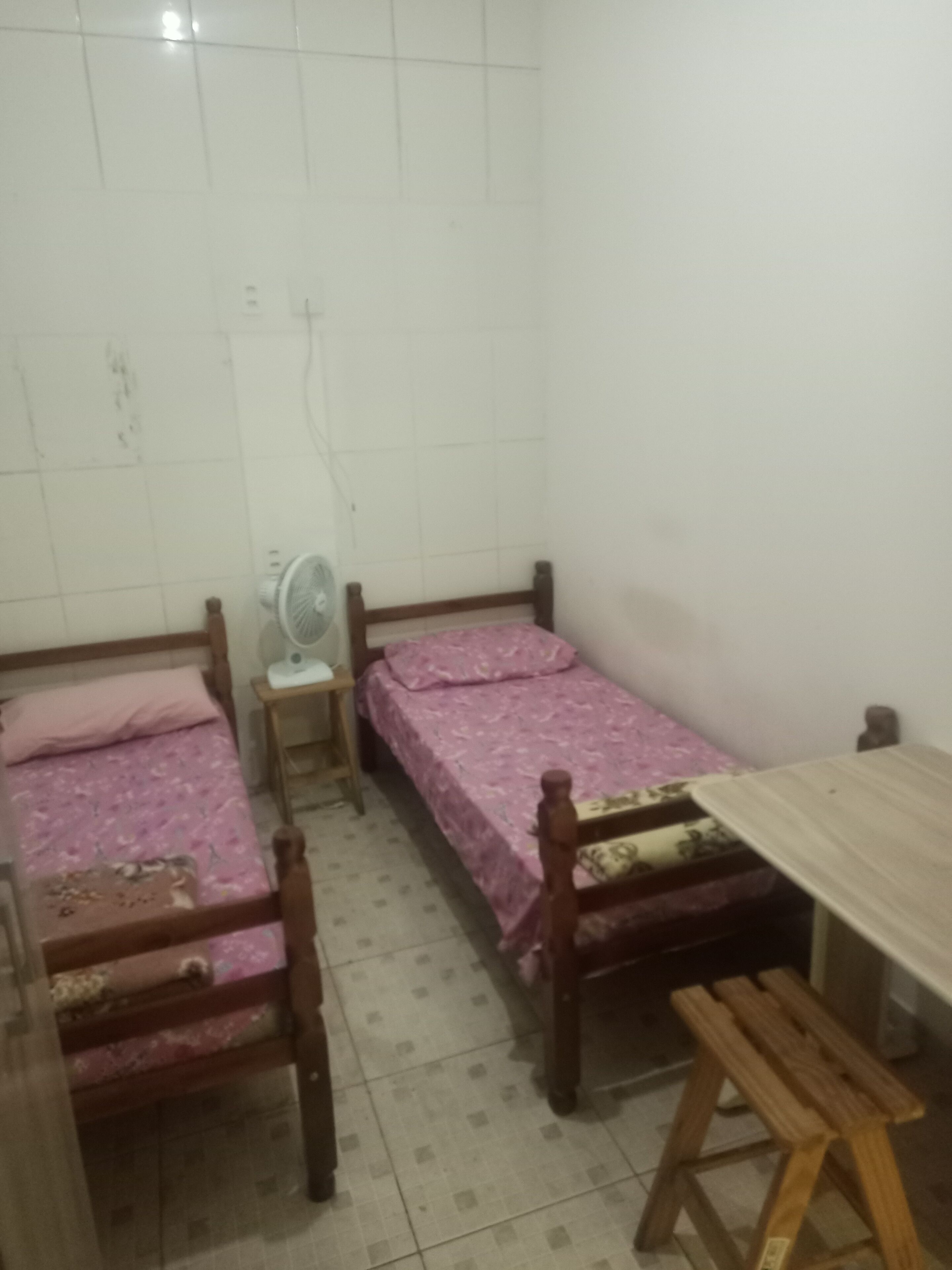 6 quartos, ferros/tábuas de passar roupa, roupa de cama