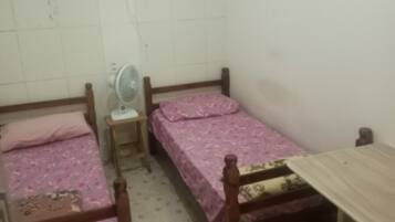 6 quartos, ferros/tábuas de passar roupa, roupa de cama