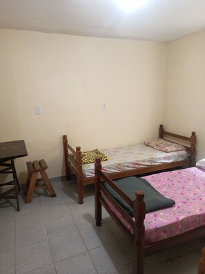 6 quartos, ferros/tábuas de passar roupa, roupa de cama