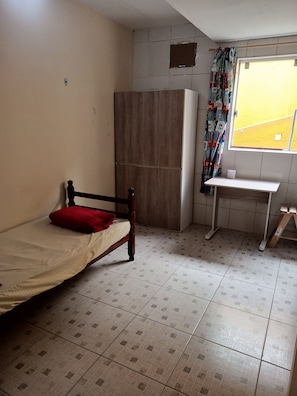 6 quartos, ferros/tábuas de passar roupa, roupa de cama