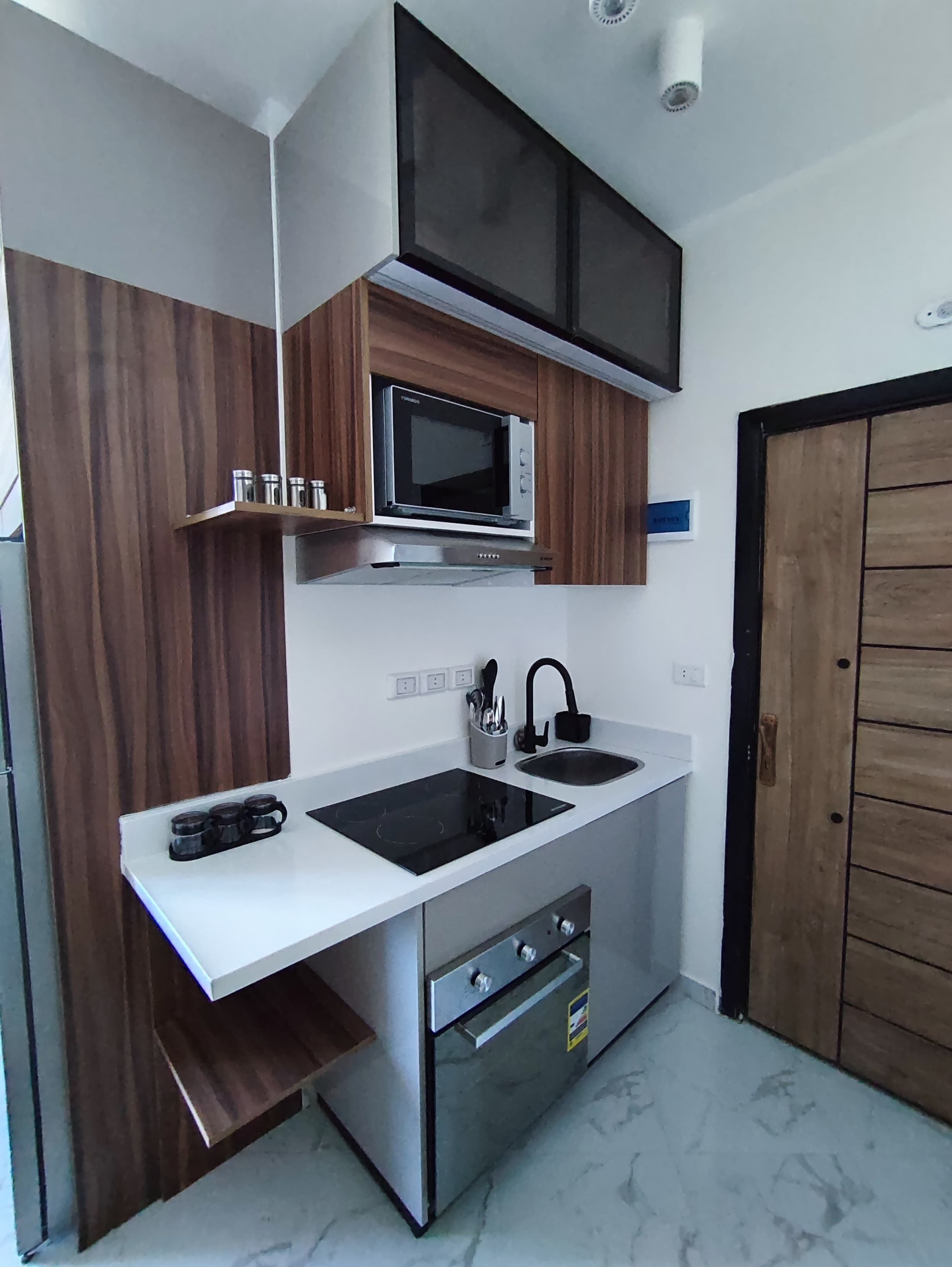 Kühlschrank, Mikrowelle, Ofen, Herdplatte