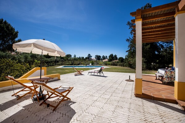 A patio area with a pool, outdoor furniture, and a pergola. - UA 2- Panoramic View (Setúbal)