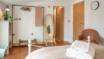 6 bedrooms, desk, iron/ironing board, free WiFi
