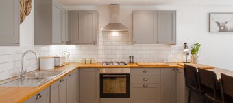 Beautiful Barn Conversion - Orchard Escape for 12