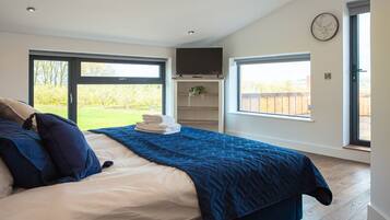 6 bedrooms, desk, iron/ironing board, free WiFi