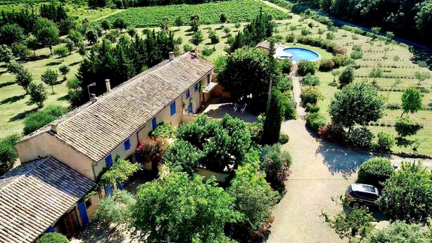 A large villa with a swimming pool surrounded by lush gardens and vineyards. - Gîte Mûrier (Suze-la-Rousse)