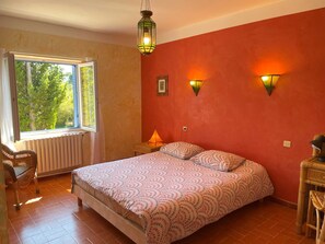 3 chambres, fer et planche à repasser, Wi-Fi, draps fournis