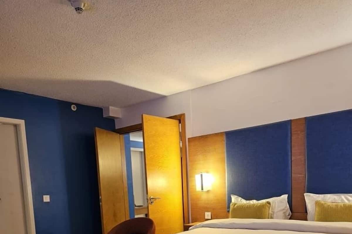 Suite, 1 King Bed, Non Smoking | In-room safe, desk, laptop workspace, WiFi (free)