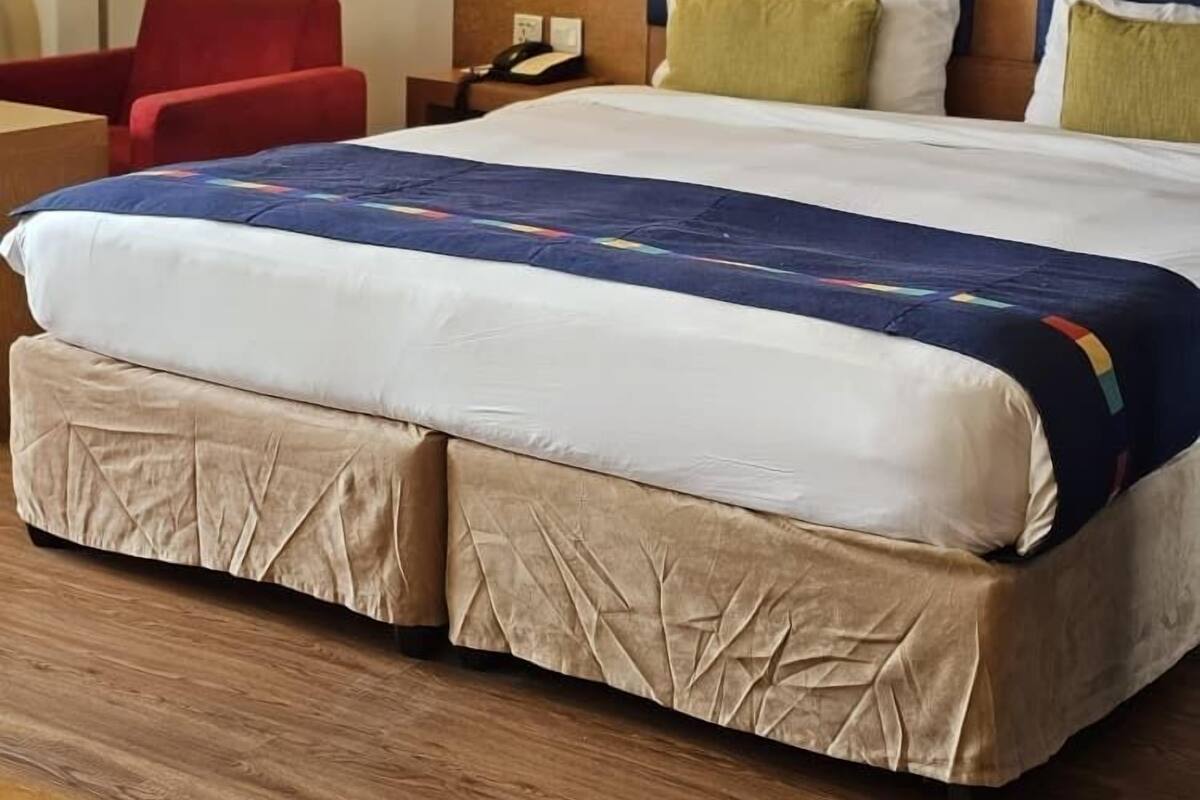 Standard Single Room, 1 King Bed, Ground Floor | In-room safe, desk, laptop workspace, WiFi (free)