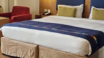 Standaard eenpersoonskamer, 1 kingsize bed, op benedenverdieping | Een kluis op de kamer, een bureau, een laptopwerkplek, gratis wifi