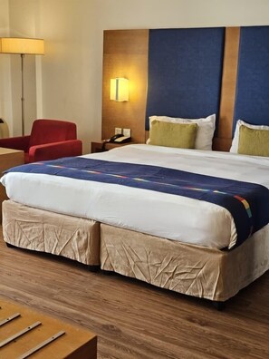 Standaard eenpersoonskamer, 1 kingsize bed, op benedenverdieping | Een kluis op de kamer, een bureau, een laptopwerkplek, gratis wifi