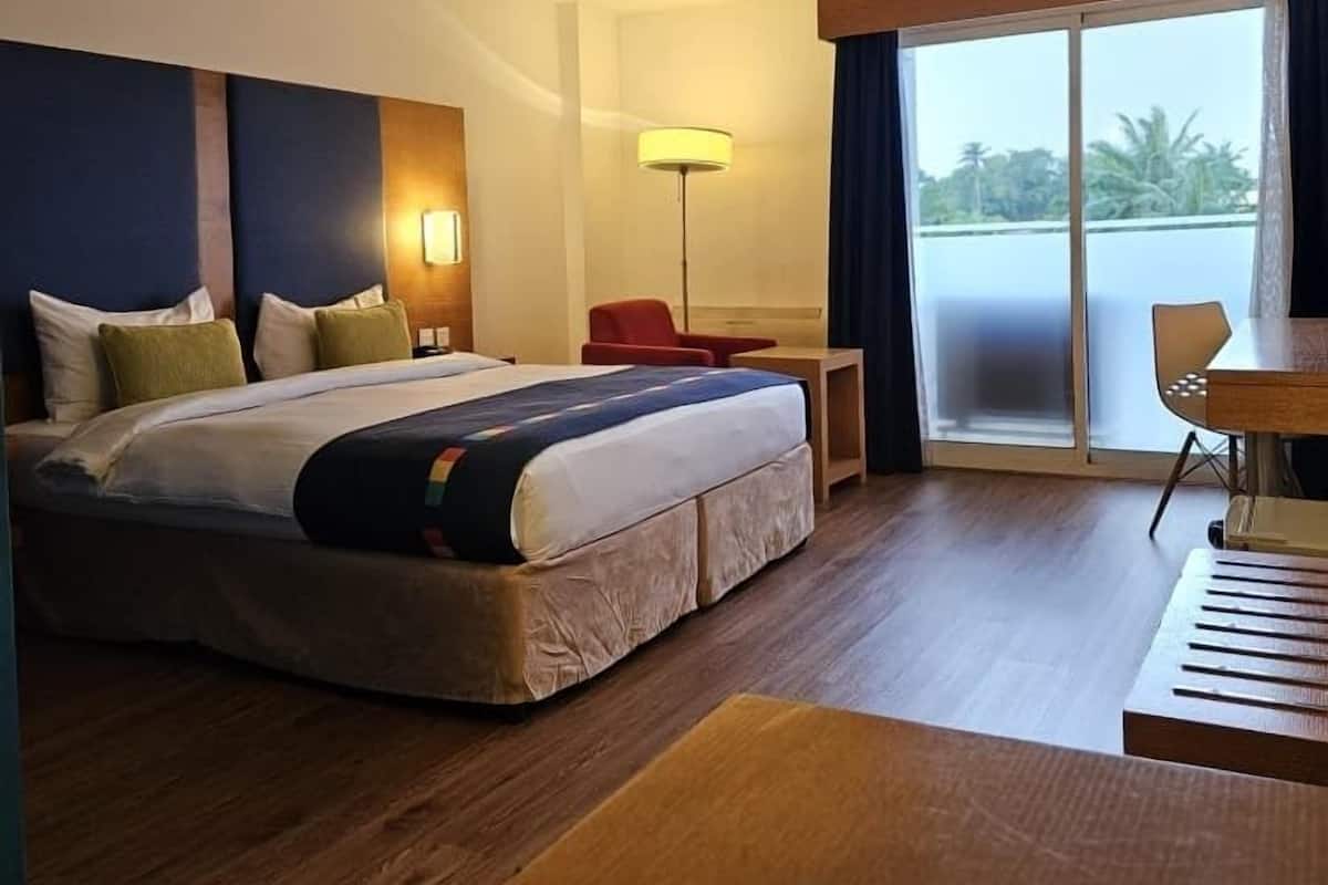 Superior Single Room, 1 King Bed, Non Smoking | In-room safe, desk, laptop workspace, WiFi (free)