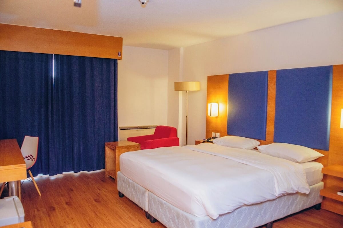 Chambre Simple Standard, 1 très grand lit, rez-de-chaussée | Coffres-forts dans les chambres, Wi-Fi gratuit
